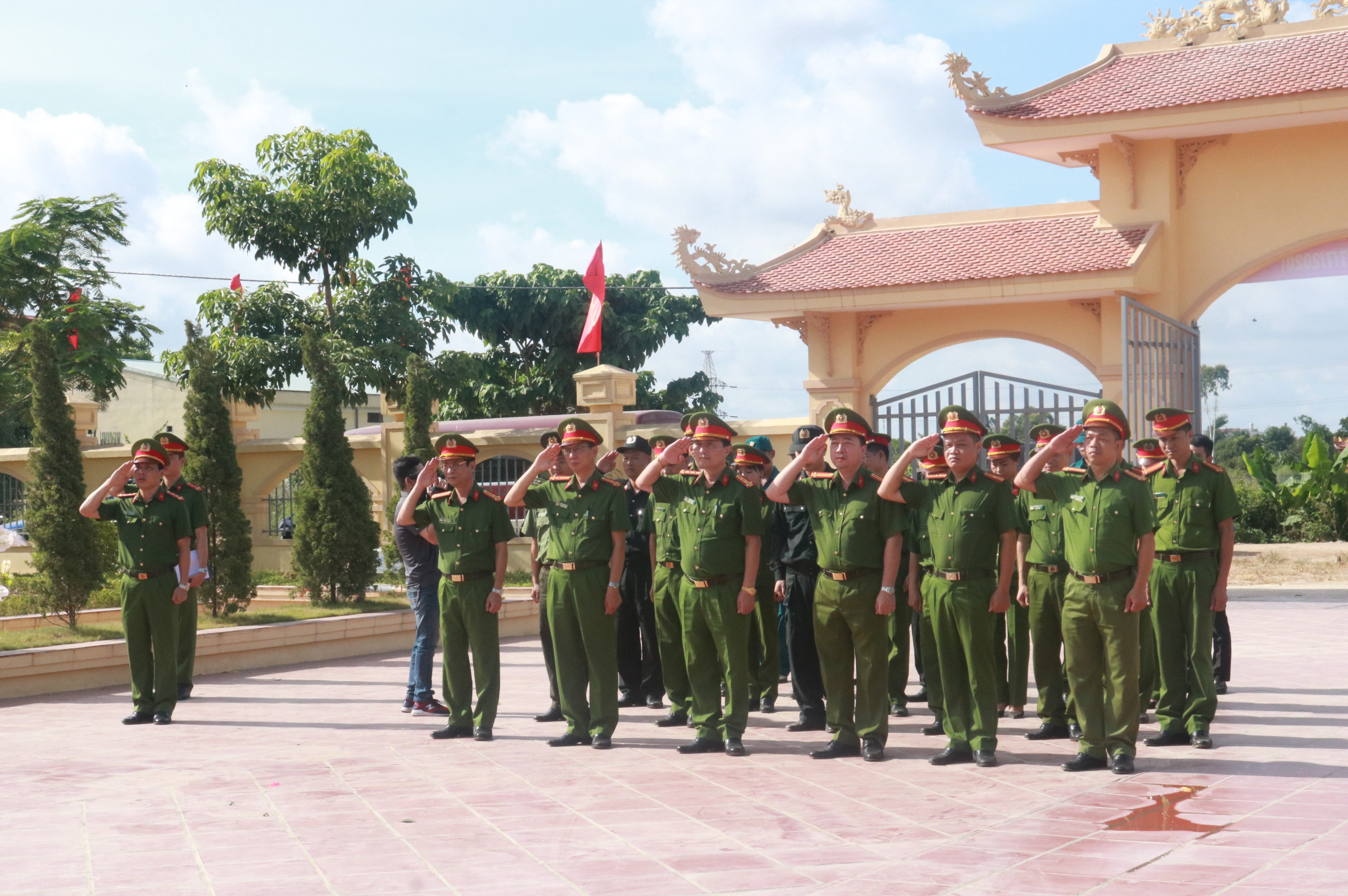 Phòng Cảnh sát Cơ động – CATP: Dâng hương tri ân các Anh hùng, liệt sĩ; thăm, tặng quà các gia đình chính sách, người có công với cách mạng